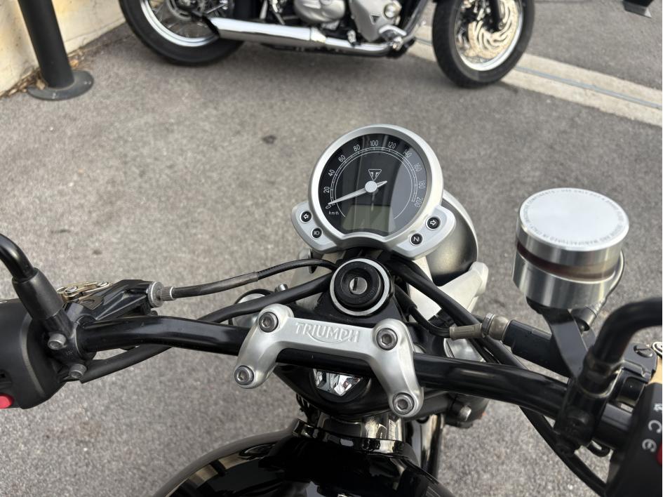 TRIUMPH STREET TWIN  900